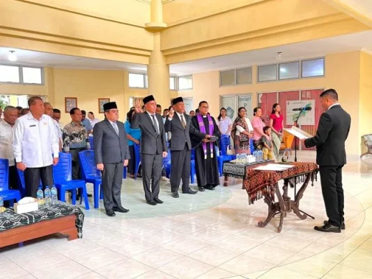 Bupati Rote Ndao Paulus Henuk melantik Dirut PDAM dan Dirut PD Ita Esa, rabu (25/02/2026)