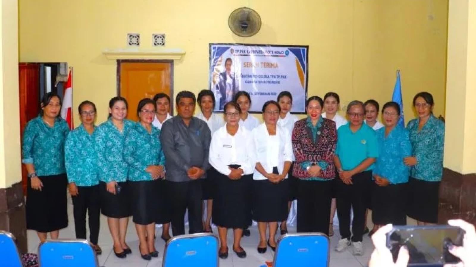 Foto bersama : Foto Bersama usai acara Serah Terima Jabatan Kepala TPA TP PKK Rote Ndao yang dipimpin Ketua TP PKK Yanne Henuk-Pellokila.