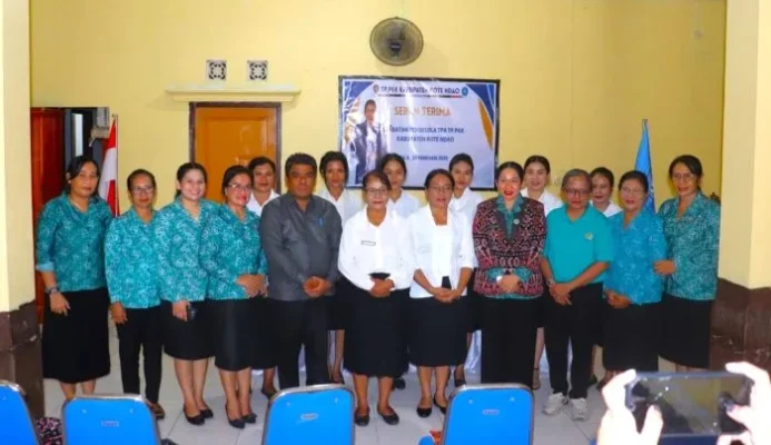 Foto bersama : Foto Bersama usai acara Serah Terima Jabatan Kepala TPA TP PKK Rote Ndao yang dipimpin Ketua TP PKK Yanne Henuk-Pellokila.