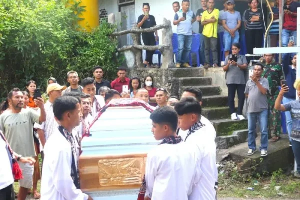 Penjemputan : Setibanya di Rote, jenazah Alm. Daud Daniel Bessie, S.Pd Kepala DPMPTSP dijemput secara resmi oleh jajaran Pemerintah Kabupaten Rote Ndao
