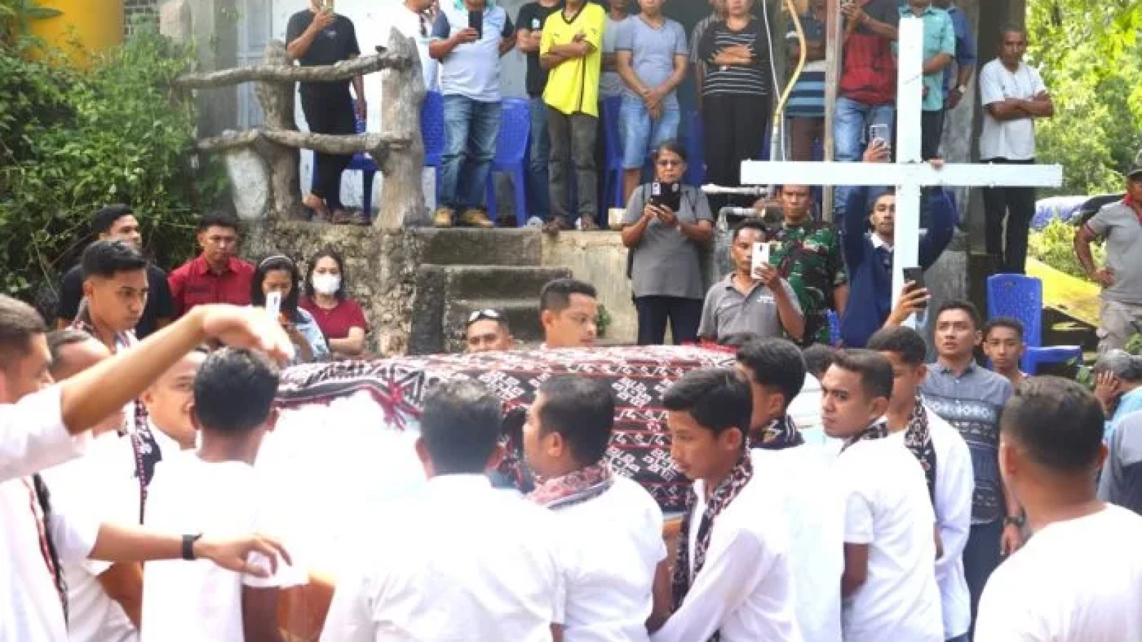 Tiba di Rumah Duka : Jenazah Alm. Daud Daniel Bessie, S.Pd Kepala DPMPTSP Kabupaten Rote Ndao tiba di rumah duka Keluharan Mokdale.