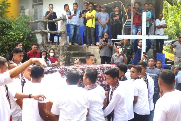 Tiba di Rumah Duka : Jenazah Alm. Daud Daniel Bessie, S.Pd Kepala DPMPTSP Kabupaten Rote Ndao tiba di rumah duka Keluharan Mokdale.