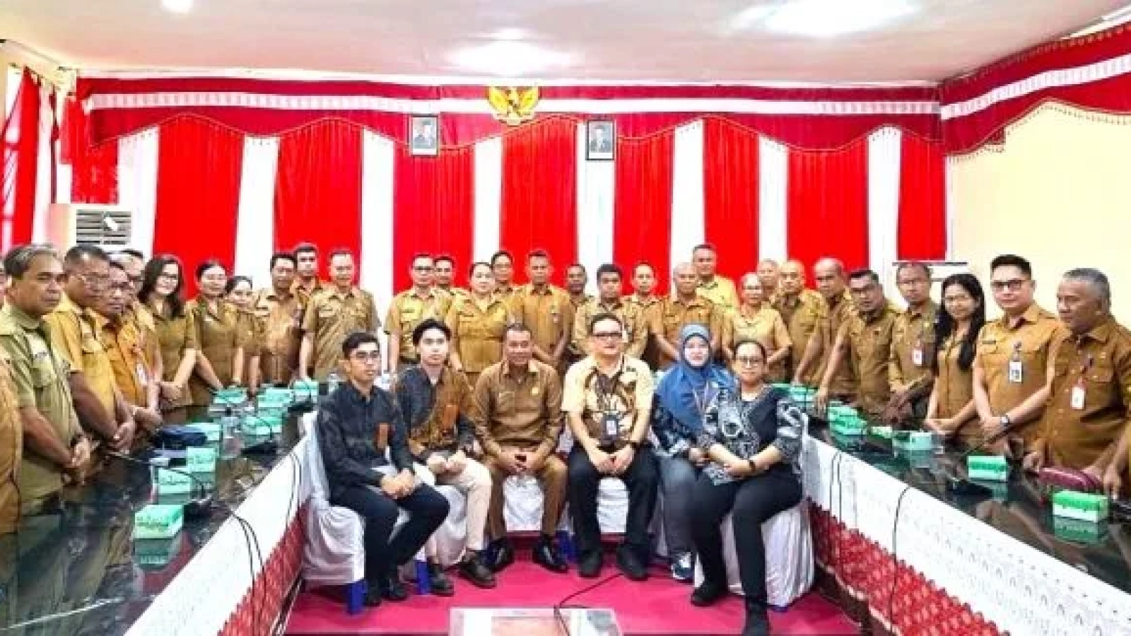 Foto Bersama : Sekretaris Daerah Drs. Jonas M. Selly, MM dan pimpinan Perangkat Daerah Pemkab Rote Ndao bersama Tim BPK Perwakilan NTT usai Kegiatan Entry Meeting, Selasa (03/02/3036).