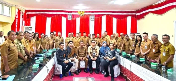 Foto Bersama : Sekretaris Daerah Drs. Jonas M. Selly, MM dan pimpinan Perangkat Daerah Pemkab Rote Ndao bersama Tim BPK Perwakilan NTT usai Kegiatan Entry Meeting, Selasa (03/02/3036).