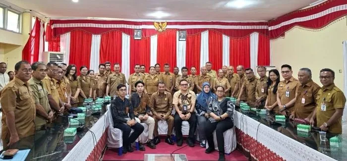 Foto Bersama : Sekretaris Daerah Drs. Jonas M. Selly, MM dan pimpinan Perangkat Daerah Pemkab Rote Ndao bersama Tim BPK Perwakilan NTT usai Kegiatan Entry Meeting, Selasa (03/02/3036).