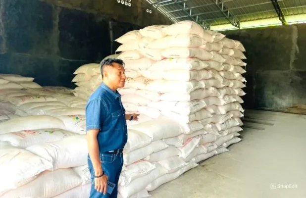 Bupati Rote Ndao Paulus Henuk, SH melakukan pengecekan ketersediaan pupuk di Gudang Tunganamo.