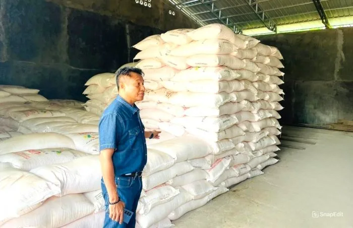 Bupati Rote Ndao Paulus Henuk, SH melakukan pengecekan ketersediaan pupuk di Gudang Tunganamo.