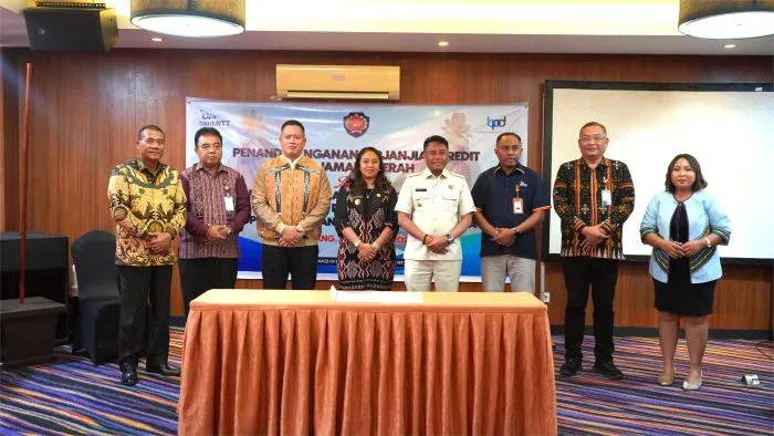 Foto bersama : Foto bersama Bupati Rote ndao, Wakil Bupati Apremoi D. Dethan, Sekretaris daerah Jonas M. Selly, Komut Bank NTT Donny Heatubun dan Kepala cabang Bank NTT Ade R. Oematan usai acara penandatanganan.