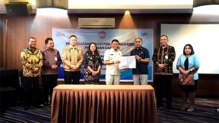 Penandatanganan : Bupati Rote Ndao Paulus Henuk dan Kepala Cabang Bank NTT Rote Ndao Ade Roni Oematan menunjukan dokumen Perjanjian Kredit Pinjaman daerah usai ditandatangani.