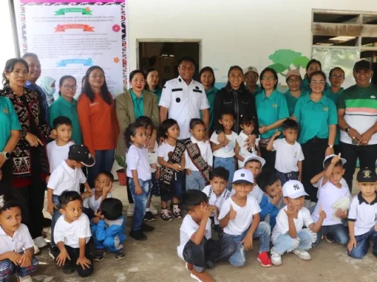 Foto Brersama Bupati Rote Ndao Paulus Henuk,SH, Wabup Apremoi D. Dethan, Ketua TP. PKK Kab. Rote Ndao, Kepala Perangkat Daerah, Serta Guru dan Siswa TK UPTD TK Negeri Mai Fali 