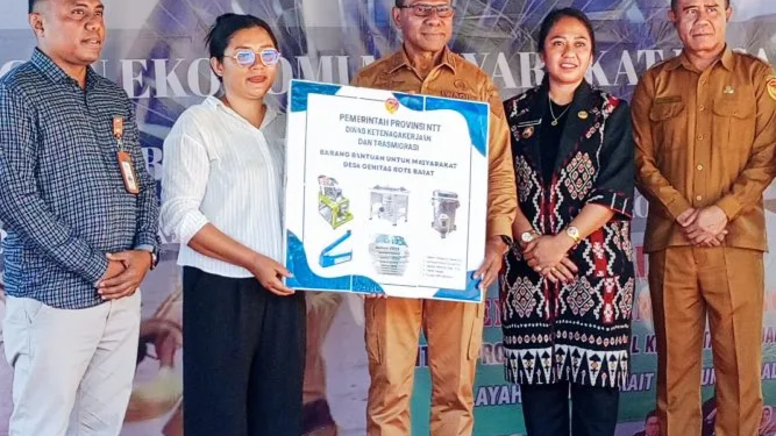 Penyerahan Bantuan Oleh Penyambutan Adat Oleh Masyarakat Desa Oenitas Kepada Wakil Gubernur Nusa Tenggara Timur, Irjen Pol (Purn) Drs. Johni Asadoma, M.Hum