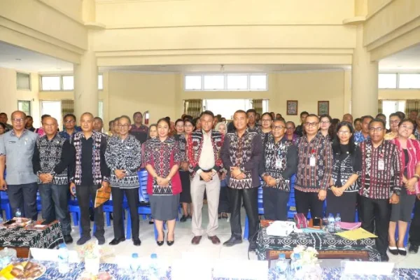 Foto bersama : Perangkat daerah peserta FDP RKPD 2027 bersama Bupati Rote Ndao Paulus Henuk, Wakil Bupati Apremoi D. Dethan dan Sekretaris Daerah Jonas M. Selly.