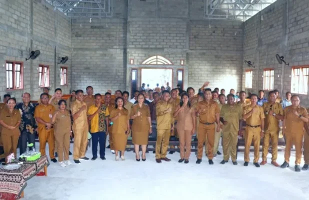 Foto bersama : Peserta Musrenbangcam foto bersama Bupati Rote Ndao Paulus, Wakil Bupati Apremoi D. Dethan dan pimpinan perangkat daerah.