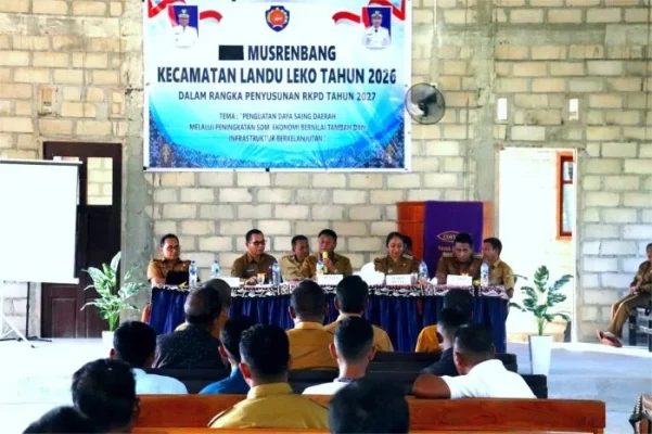 Musrenbangcam : Bupati Rote Ndao Paulus Henuk dan Wakil Bupati Apremoi D. Dethan pada acara Musrenbangcam di Kecamatan Landu Leko.