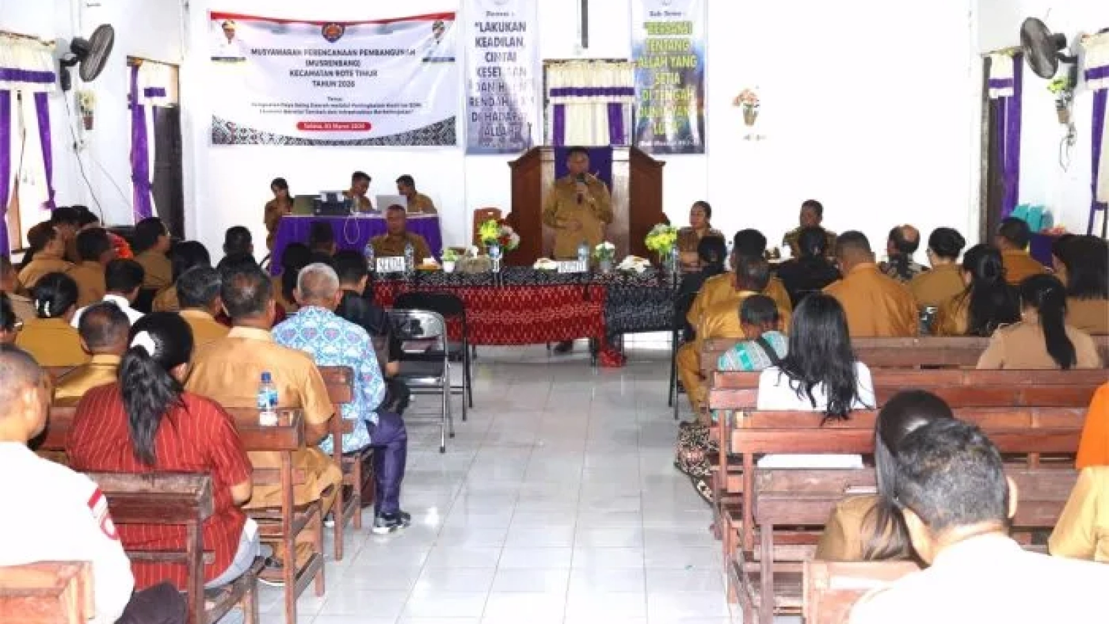 Respon aspirasi : Bupati Rote Ndao Paulus Henuk memberikan arahan merespon aspirasi forum Musrenbangcam di Kecamatan Rote Timur. Ia didampingi Wakil Bupati Apremoi D. Dethan dan Sekretaris Daerah Jonas M. Selly.