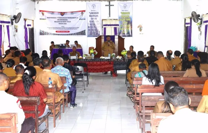 Respon aspirasi : Bupati Rote Ndao Paulus Henuk memberikan arahan merespon aspirasi forum Musrenbangcam di Kecamatan Rote Timur. Ia didampingi Wakil Bupati Apremoi D. Dethan dan Sekretaris Daerah Jonas M. Selly.