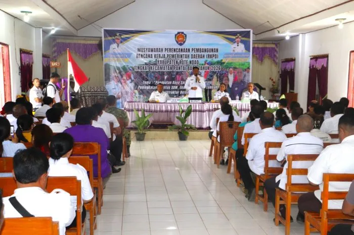 Arahan Musrenbangcam : Bupati Rote Ndao Paulus Henuk memberi arahan merespon aspirasi dalam Musrenbang Kecamatan Pantai Baru Tahun 2026, rabu (04/03/2026)