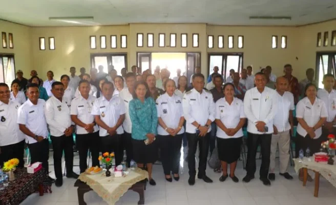 Foto bersama : Bupati Rote Ndao Paulus Henuk, Wakil Bupati Apremoi D. Dethan, Sekretaris Daerah Jonas M. Selly dan Camat Rote Tengah Ferdinan Sinaleloe bersama peserta Musrenbangcam.