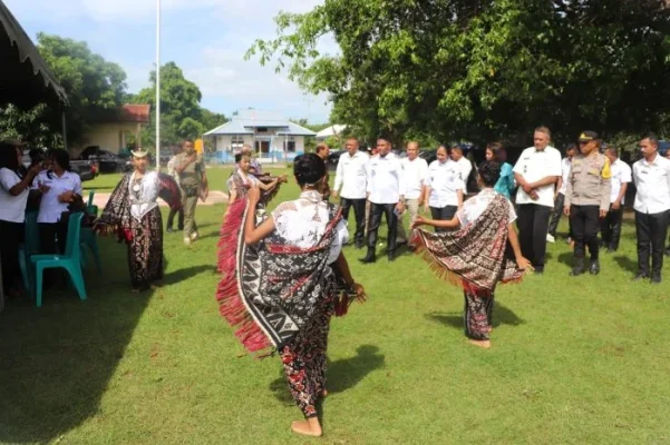 Penyambutan : Rombongan Bupati Roter Ndao Paulus Henuk dan Wakil Bupati Apremoi D. Dethan disambut tarian.