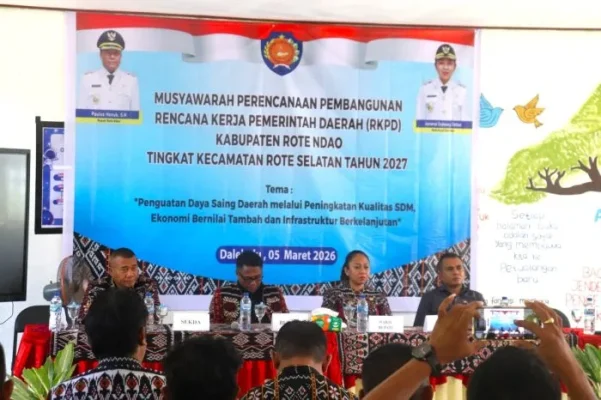 Musrenbangcam : Bupati Rote Ndao Paulus Henuk, Wakil Bupati Apremoi D. Dethan dan Sekretris Daerah Jonas M. Selly dalam Musrenbangcam Kecamatan Rote Selatan.