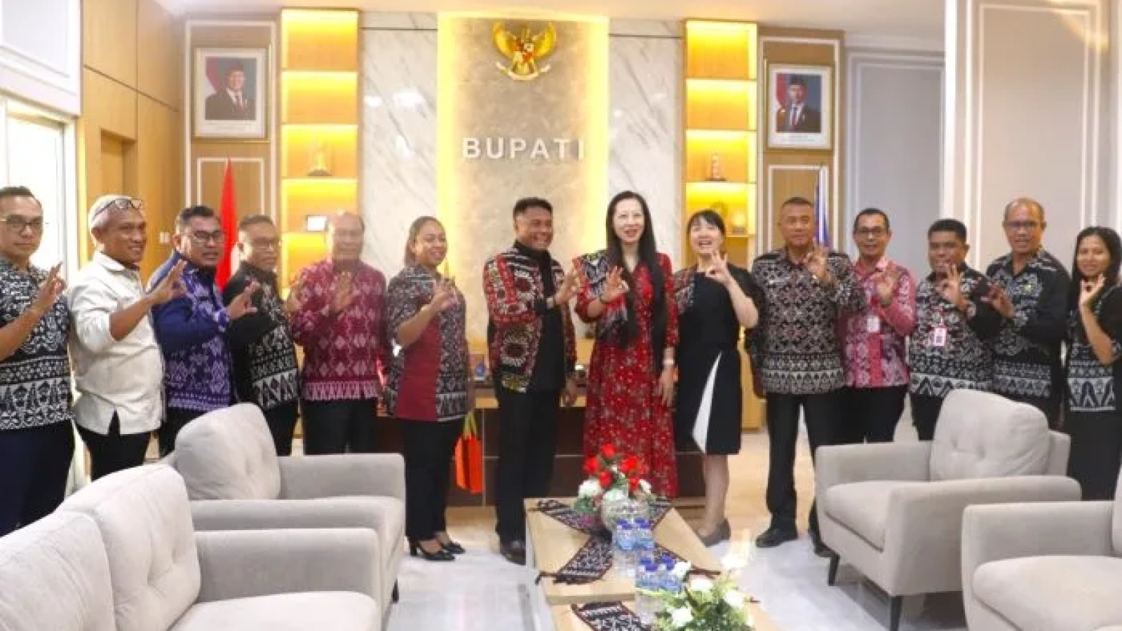 Tagline : Wakil Konsulat Jenderal Republik Rakyat Tiongkok (RRT) di Denpasar Ms. Zhu Yu bersama Kepala Bagian Konsuler Konjen RRT Ms. Xu Lian, dan Bupati Rote Ndao Paulus Henuk, Wakil Bupati Apremoi D. Dethan menyampaikan salam Tagline “ke Rote Saja” usai pertemuan.