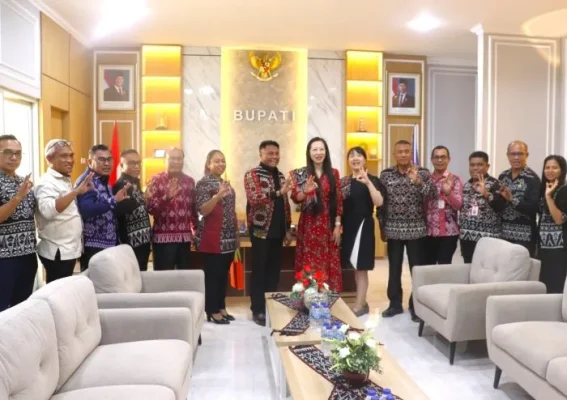 Tagline : Wakil Konsulat Jenderal Republik Rakyat Tiongkok (RRT) di Denpasar Ms. Zhu Yu bersama Kepala Bagian Konsuler Konjen RRT Ms. Xu Lian, dan Bupati Rote Ndao Paulus Henuk, Wakil Bupati Apremoi D. Dethan menyampaikan salam Tagline “ke Rote Saja” usai pertemuan.