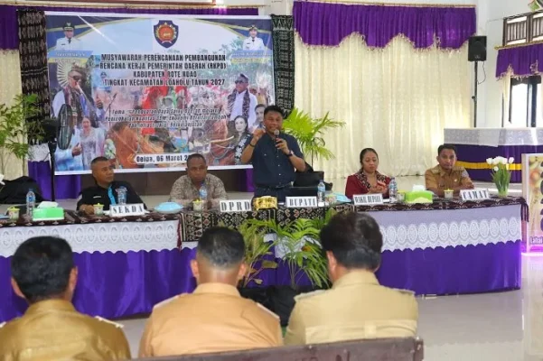 Arahan : Bupati Rote Ndao Paulus memberikan arahan pada Musrenbang Kecamatan Loaholu.
