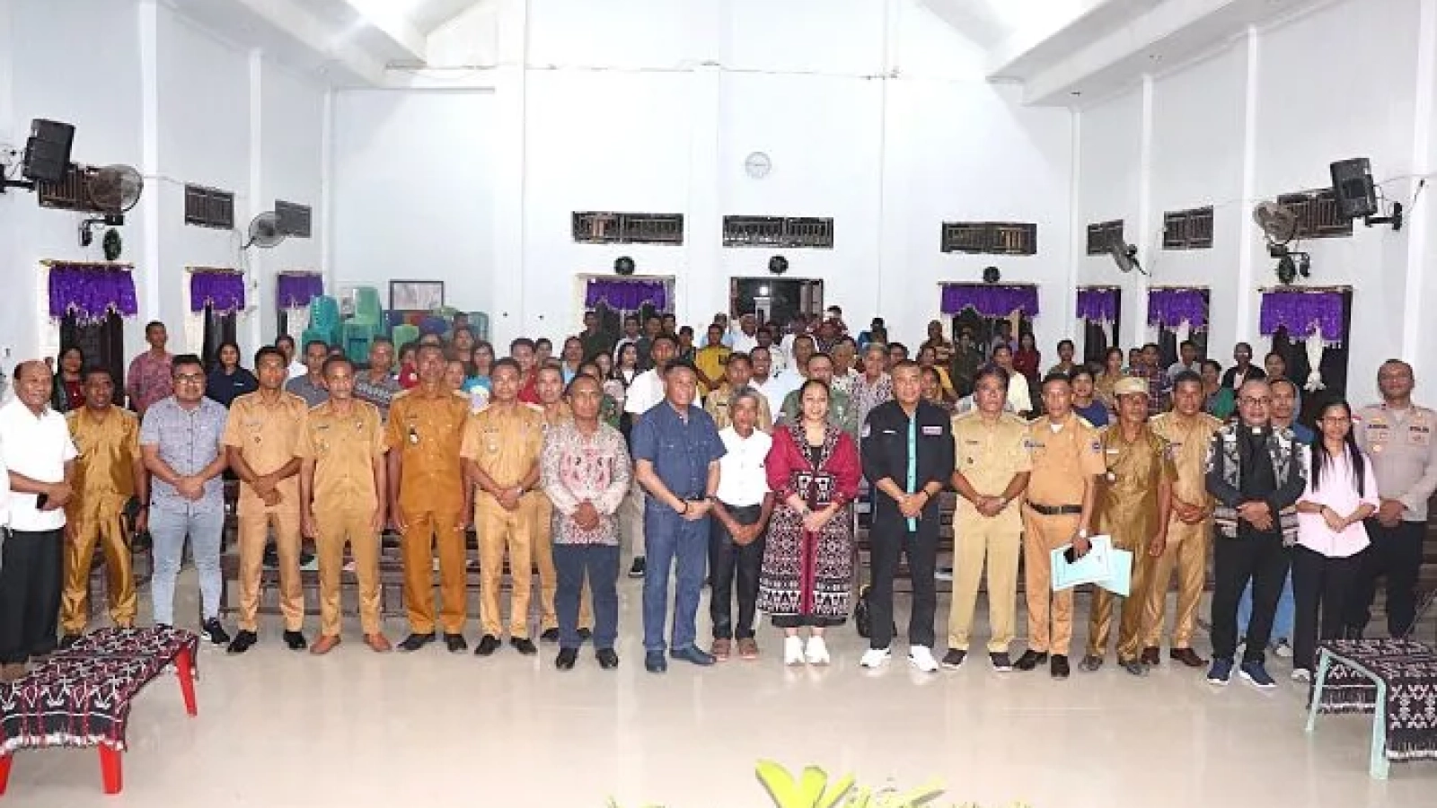 Foto bersama : Peserta Musrenbang Kecamatan Loaholu bersama Bupati Rote Ndao Paulus Henuk, Wakil Bupati Apremoi D. Dethan dan Sekretrais Daerah Jonas M. Selly.