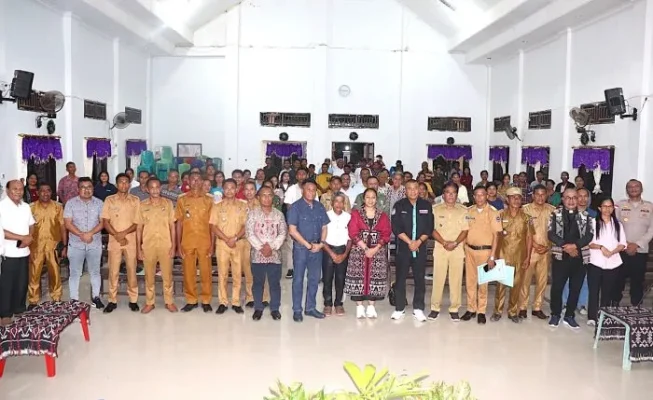 Foto bersama : Peserta Musrenbang Kecamatan Loaholu bersama Bupati Rote Ndao Paulus Henuk, Wakil Bupati Apremoi D. Dethan dan Sekretrais Daerah Jonas M. Selly.