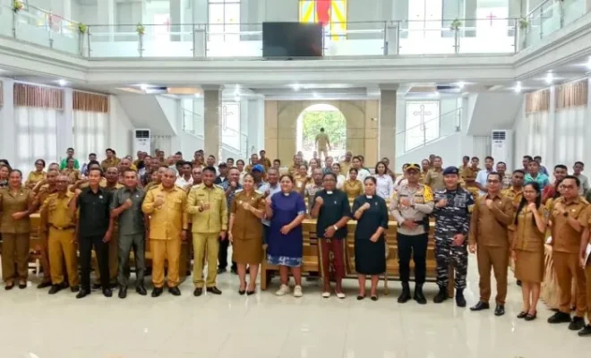 Peserta Musrenbangcam Rote Barat foto bersama Bupati Rote Ndao Paulus Henuk, Wakil Bupati Apremoi D. Dethan dan Anggoita DPRD Meksi Mooy dan Melkianus F. Haning