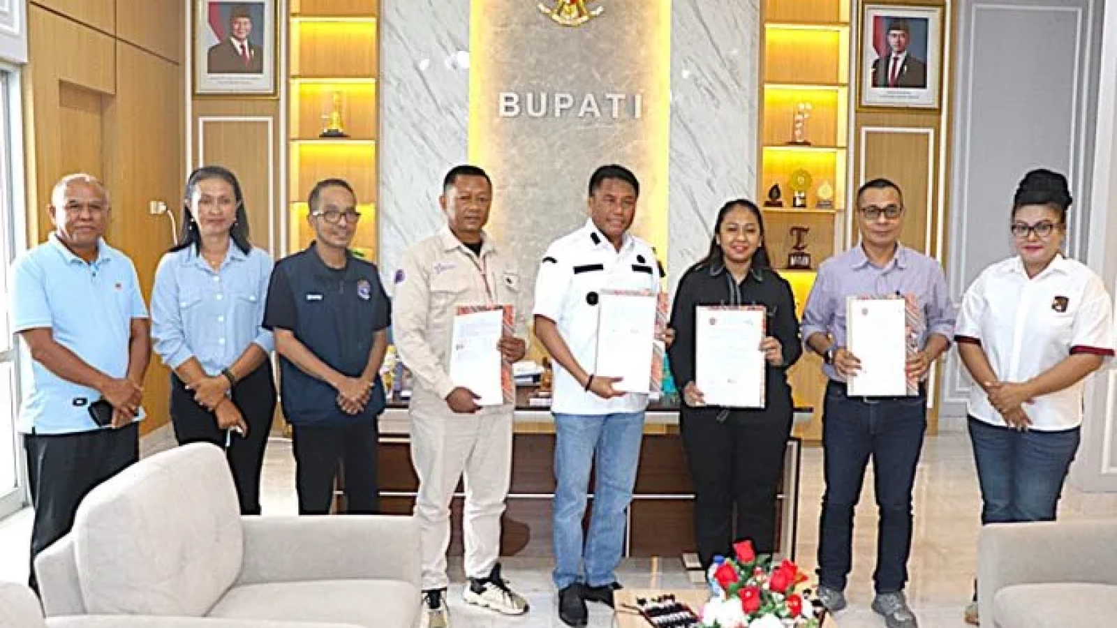 Bupati Rote Ndao Paulus Henuk bersama Wakil Bupati Apremoi D. Dethan dan jajaran PT. dan Manajer PT. Rafael Trans Bus Rafael Gono.