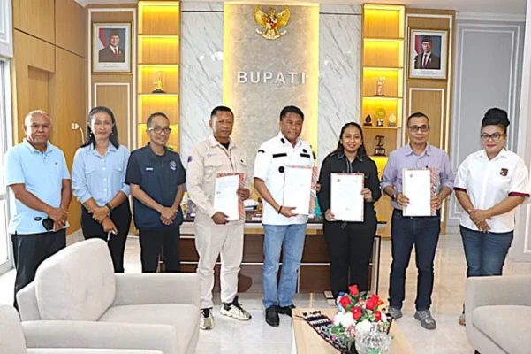 Bupati Rote Ndao Paulus Henuk bersama Wakil Bupati Apremoi D. Dethan dan jajaran PT.  dan Manajer PT. Rafael Trans Bus Rafael Gono.