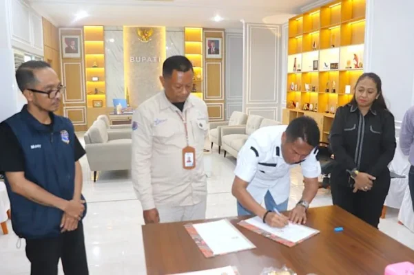 Bupati Roter Ndao Paulus Henuk menandatangani kerja sama dengan PT. Rafael Trans Bus Rafael untuk Integrasi Transportasi dengan Pariwisata dan UMKM.