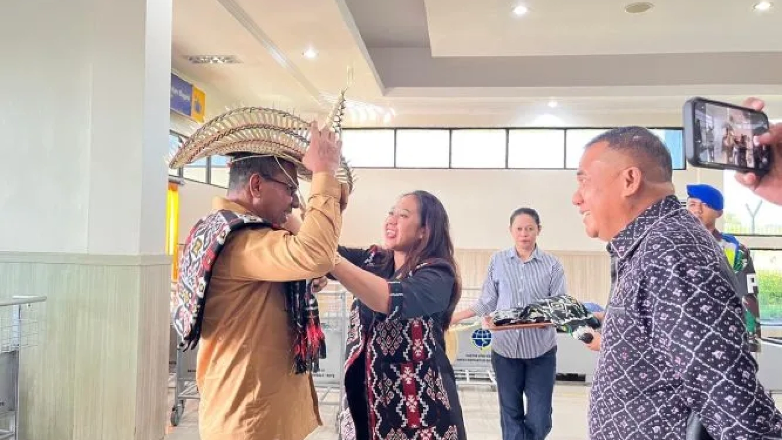 Wakil Bupati Rote Ndao secara simbolis menyambut Wagub NTT dengan Pengalungan Selendang Adata rOte Ndao dan Pemakaian Topi Tii Langga