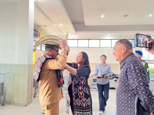 Wakil Bupati Rote Ndao secara simbolis menyambut Wagub NTT dengan Pengalungan Selendang Adata rOte Ndao dan Pemakaian Topi Tii Langga