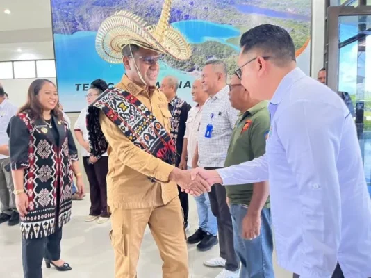 Wakil Gubernur NTT berjabat tangan dengan Kepala Perangkat Daerah Kabupaten Rote Ndao