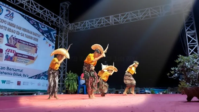 Penampilan Fotioleh siswa-siswi dari SD Inpres Satap Batulai pada Panggung Hiburan Pameran Pembangunan dan Expo UMKM Rote Ndao 