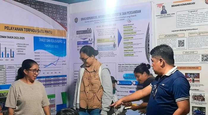 Kunjungan Asisten Administrasi Umum ke Stand Perangkat Daerah.