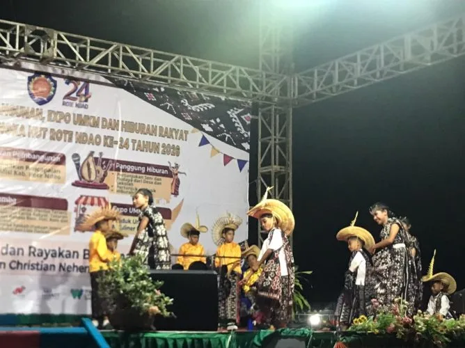 Penampilan Tarian Kreasi dari Peserta dalam panggung hiburan Pameran Pembangunan dan Expo UMKM Rote Ndao 2026