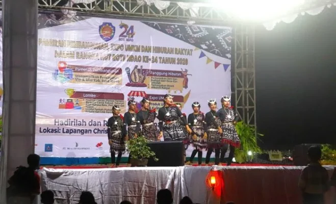 Panggung Hiburan Rakyat diisi berbagai acara menarik termasuk Tarian Kreasi dari para pelajar se-Rote Ndao.