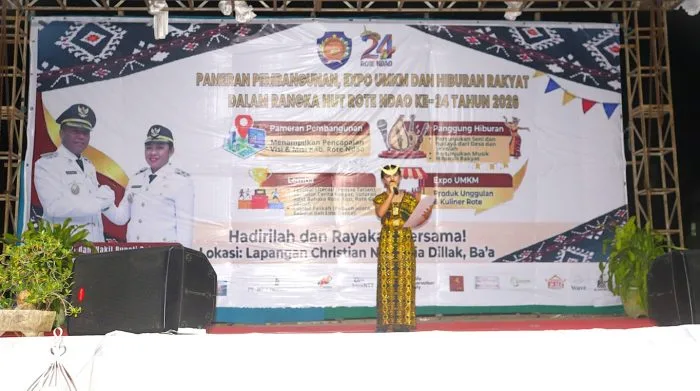 Penampilan pembaca Pusisi berjudul “Rote Ndao Cahaya dari Selatan”.