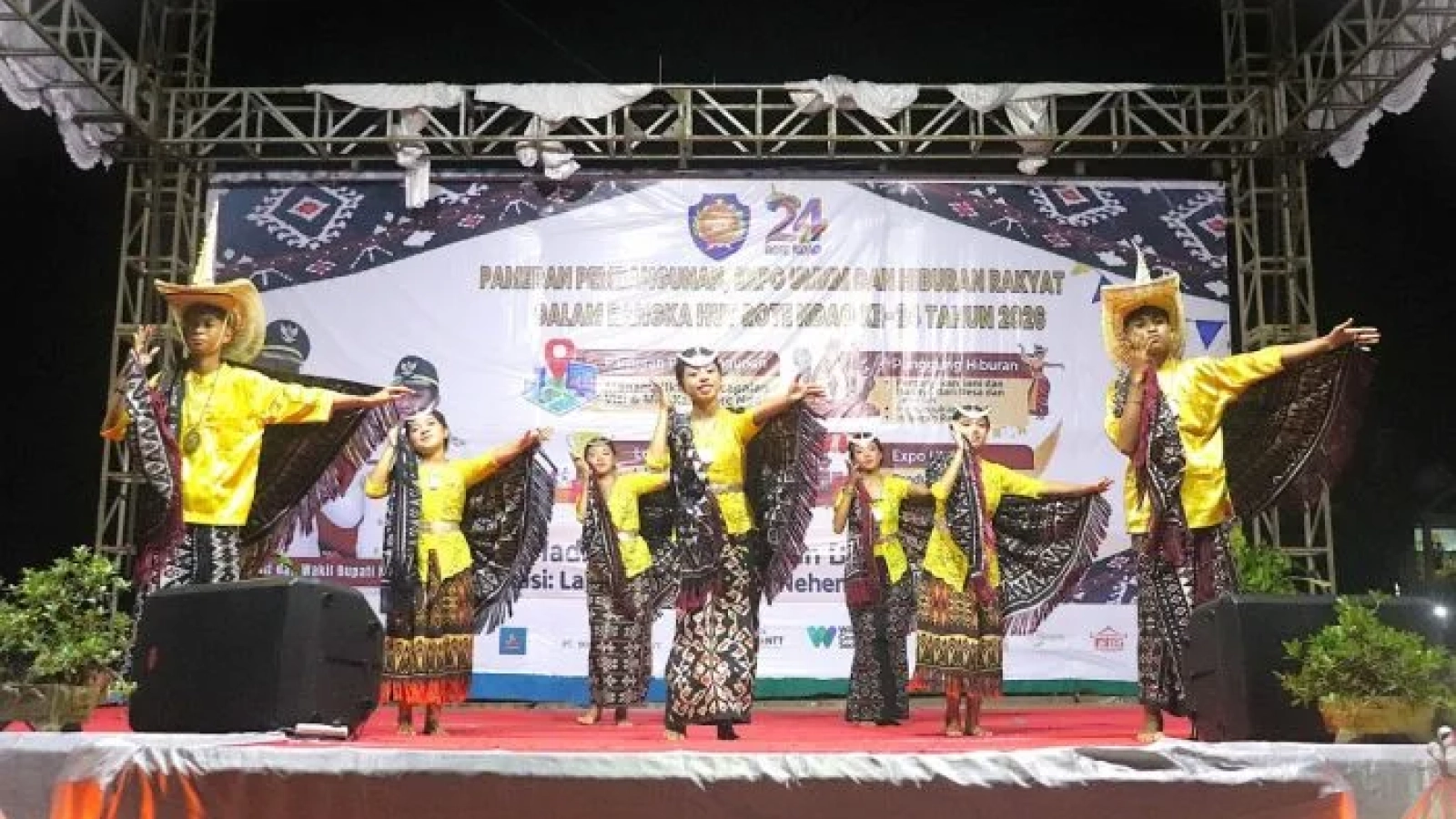 Para Penari dengan mengenakan busana dan atribur adat Rote Ndao saat tampil dimalam ketujuh Perayaan HUT Kabupaten Rote Ndao ke-24 tahun 2026.