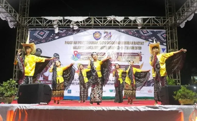 Para Penari dengan mengenakan busana dan atribur adat Rote Ndao saat tampil dimalam ketujuh Perayaan HUT Kabupaten Rote Ndao ke-24 tahun 2026.