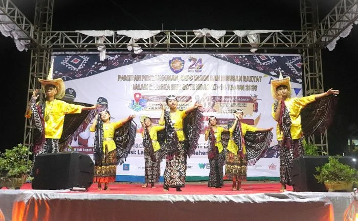 Para Penari dengan mengenakan busana dan atribur adat Rote Ndao saat tampil dimalam ketujuh Perayaan HUT Kabupaten Rote Ndao ke-24 tahun 2026.