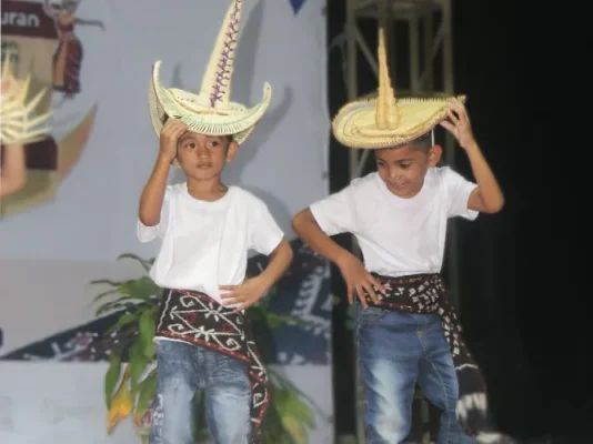 Penampilan Fashion Show Peserta Rote Got Talent