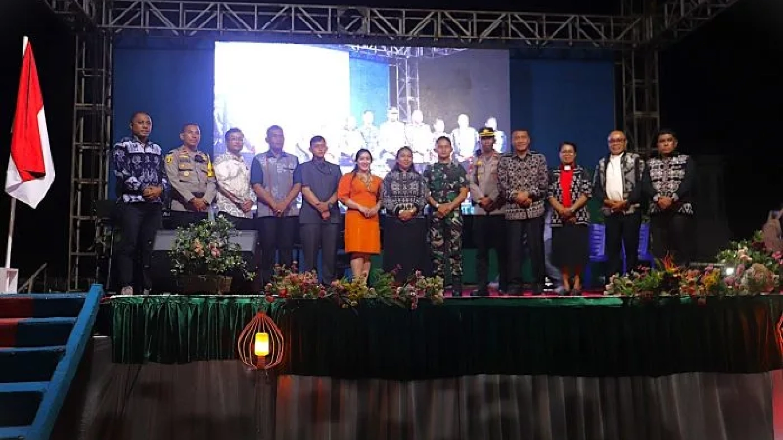 Foto bersama : Moment foto bersama saat pembukaan Pameran Pembangunan, Expo UMKm dan Hiburan Rakyat perayaan HUT Rote Ndao ke24.