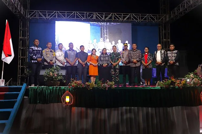Foto bersama : Moment foto bersama saat pembukaan Pameran Pembangunan, Expo UMKm dan Hiburan Rakyat perayaan HUT Rote Ndao ke24.