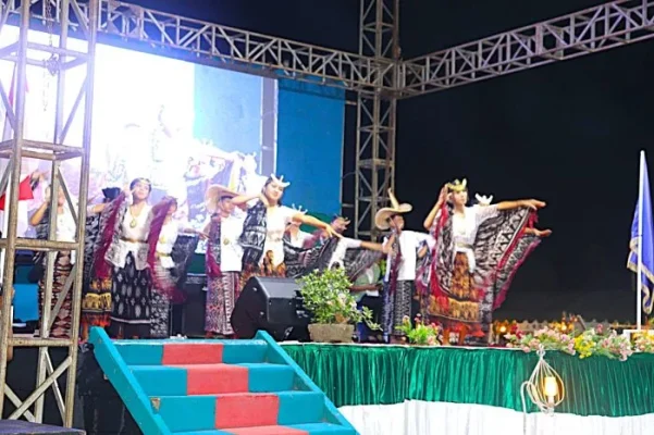 Tarian oleh pelajar : Penampilan pelajar membawakan tarian dengan busana adat Rote memeriahkan pembukaan rangkaian kegiatan perayaan HUT ke-24 Kabupaten Rote Ndao.
