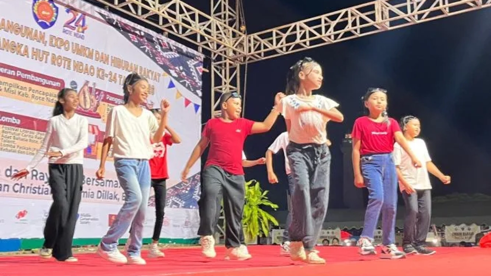 Penampilan line dance dari siswa siswi SD Onatali pada panggung hiburan Pameran Pembangunan dan Expo UMKM Rote Ndao 2026