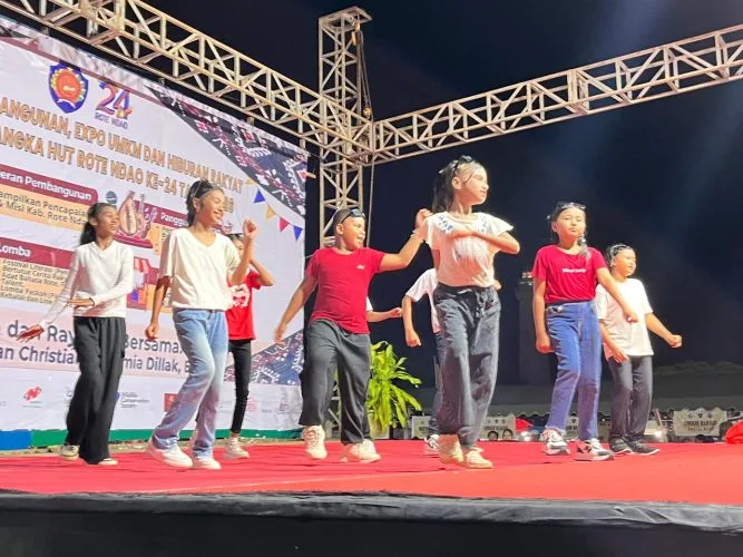 Penampilan line dance dari siswa siswi SD Onatali pada panggung hiburan Pameran Pembangunan dan Expo UMKM Rote Ndao 2026